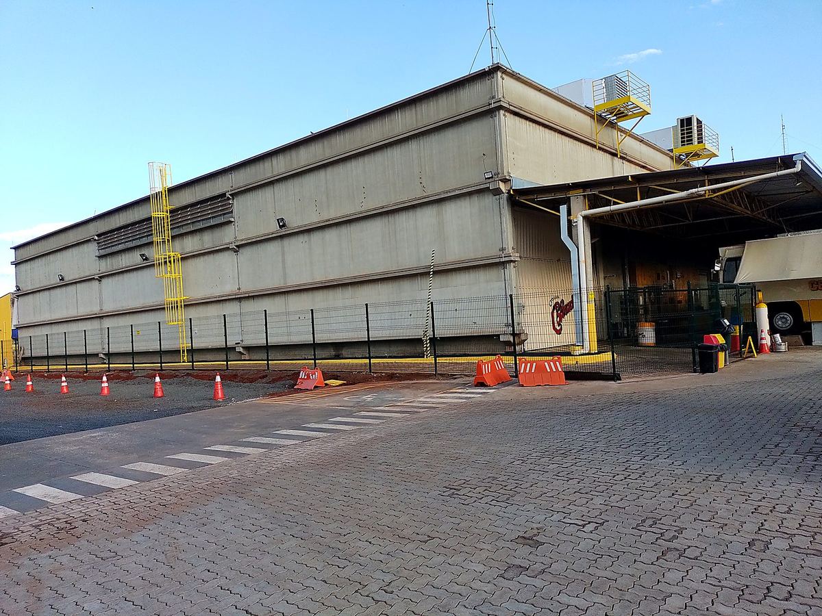 Ambev — Ribeirão Preto: fachada em painéis de concreto pré-moldado